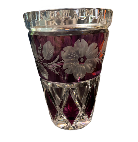 Vaso con incisioni floreali